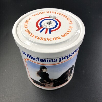 71921c8a-fcdb-491e-87f7-cd57f9d1ce49.jpg; 1997-0116-HHI/a-b; Pepermuntblik met deksel van Wilhelmina Pepermunt met foto's van leden van het koninklijk huis.; pepermuntblik