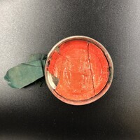 732101c8-a2f4-4efb-8949-d940922e9d12.jpg; 0000-0828-HHI; Zegel in metalen doosje; zegels (identificatiedragers)