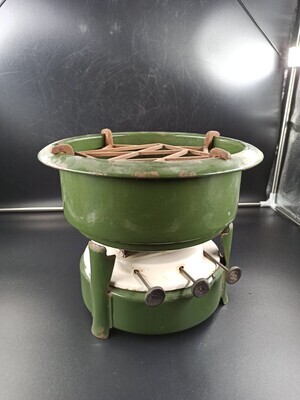 74965418-0d3e-4f6a-94a8-59b207d5b6ba.jpg; 0000-0056-MMO; Groen petroleumstel ; kampeeruitrusting