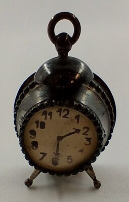 7528c377-8e0c-44a7-a3db-7f69fa0243cc.jpg; 1960-0282-KPO/00-03; Metalen wekker op twee pootjes.; wekkers (klokken)