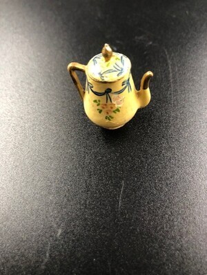 75b9e079-0ff0-4c86-94fd-63c898d96b0c.jpg; 1960-0000-KPO/224/a; Houten cremekleurige theepot met bloem decoratie; theepotten