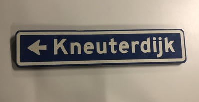 76f5c271-5115-47b6-8886-e5c77def930d.jpg; 0000-0849-HHI; Straatnaambord "Kneuterdijk"; bord (informatie)