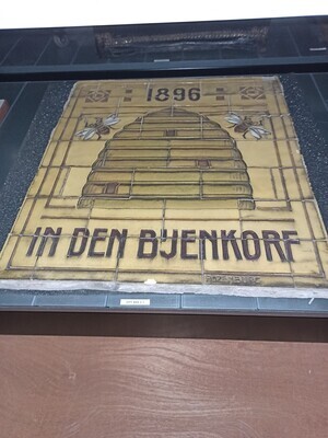 7842907f-942d-40b5-91e8-4148956a9ab2.jpg; 1986-0009-OCE; Tegeltableau 'In den Bijenkorf', met afbeelding van rieten bijenkorf met twee vliegende bijen.; tegeltableaus