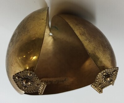 78d21a94-72a1-486e-8f41-f8874faa2854.jpg; 1960-0208-KPO/l; Fries oorijzer van koper.; poppenkleding