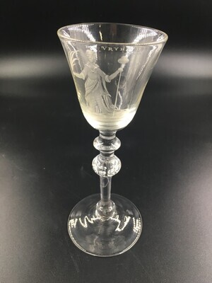 791b4dc0-739f-429a-8b1e-6efbaf3c6aa4.jpg; 0000-0089-OGL; Wijnglas met vrouw met palmtak en vrijheidshoed en tekst 'Vreede en Vrijheid'; wijnglazen