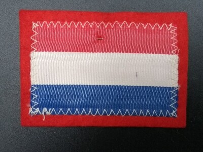 798d1259-4441-4188-92be-11dff2216040.jpg; 1997-0499-HHI; Speld in de vorm van de Nederlandse vlag.; orangialia