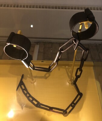 7a30b80b-92af-4e81-a76d-3299299c0f44.jpg; 180; Handboeien; handboeien