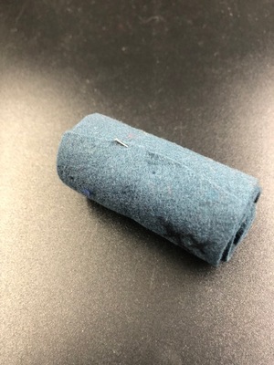 7a339ee6-401a-4ac6-bef5-77f05cf66a7c.jpg; 1960-0274-KPO/075; Stuk middenblauw vilt opgerold; rollen (drukgereedschap)