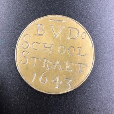 7a5ca398-8208-48d7-afc3-a1b47d895552.jpg; 0000-0039-PEO; De oude Schoolstraatbuurt; Buurtpenning