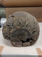 7ae128fd-c89a-4dcb-a827-c53076bbf096.jpg; 2021-0001-OHO; Pijnappel van het dak Paleis Noordeinde; ornamenten