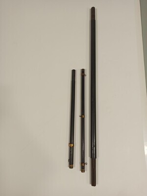 7ae67120-8a45-4280-9666-a8e3f6582e8c.jpg; 0000-0031-MHO/1-3; Zwarte vaandelstokken; vaandelonderdeel