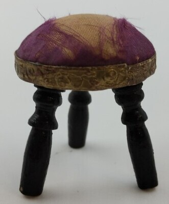 7b68f70a-d19a-4c95-abea-6396c4d99517.jpg; 1960-0225-KPO/038; Driepotige houten kruk met ronde paarse zitting.; miniaturen