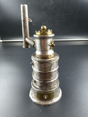 7ba96b75-334f-4718-b655-e439023cbc02.jpg; 1960-0277-KPO/047; Metalen stookkachel bestaande uit 3 losse delen.; miniaturen