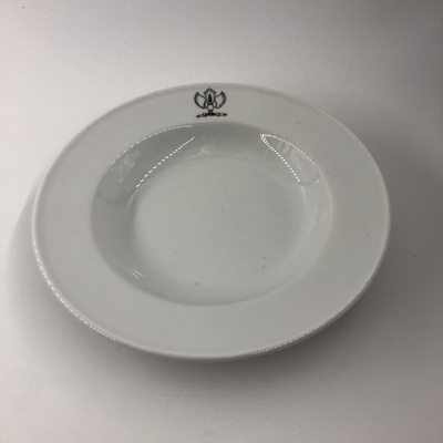 7bda19c4-30d3-44a2-98b4-63571734c098.jpg; 2020-0021-MCE; Diepe borden bedrukt met Garoeda logo; serviezen