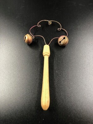 7c43132a-4f62-4703-a202-c0cf4fb9077a.jpg; 1960-0000-KPO/210; Houten stok met bovenaan een rond van ijzer met twee bellen eraan; stok