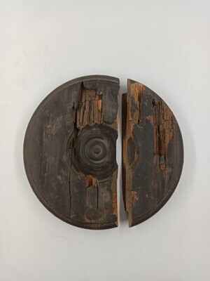 7caadf03-2bc3-4e0c-b7d4-ab83482b089b.jpg; 430; Houten deksel van latrine in een cel.; deksels