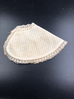 7d76158d-be69-4f4d-9b71-647ad49147da.jpg; 1960-0274-KPO/079; Cremekleurige kraag met kanten rand; kraag