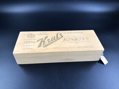 7e2f3a30-8ba1-4f3e-a968-b11ffaac56ce.jpg; 2011-0011-HHI/9; Blankhouten bonbondoosje met los deksel van de firma J.A. Krul met gouden opschrift en als inhoud zes (per twee) verpakte suikerklontjes van J.A. Krul.; bonbondozen