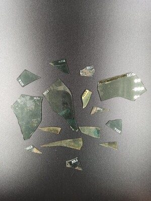 7f030e10-ea15-4b29-b274-4abbc7f96d5e.jpg; 325; Fragmenten van groen glas; glasscherven