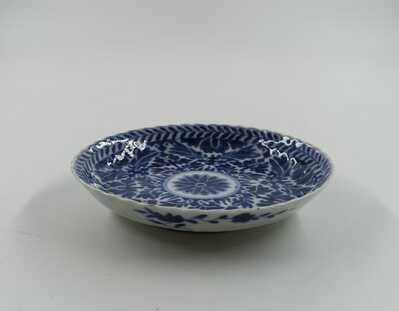 7f0eadf5-6d04-47df-86ee-9c96212e8645.jpg; 0000-0507-OCE/3b; Schotel van wit steengoed met blauwe decoratie; koppen (drinkgerei)