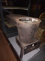 7fbdd977-58e5-4ac6-abed-ddcd56044787.jpg; 2016-0001-MME; Gietijzeren plattebuiskachel, in WO II in Den Haag gebruikt.; kachels (verwarmingstoestellen)