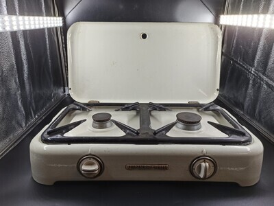 7feb44be-b1f0-4db6-bd33-50bccf171744.jpg; 0000-0055-MMO; Gasstel van Junker & Ruh; kampeeruitrusting