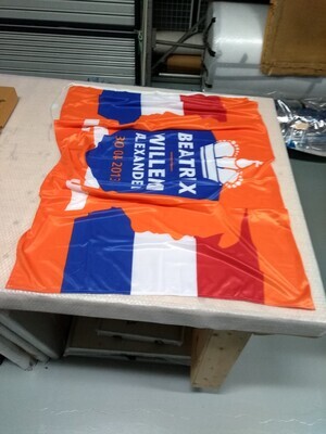 8045c58e-da5a-49f1-abe5-344cc71effbc.jpg; 2013-0001-MWE/a-b; Twee dezelfde vlaggen ter gelegenheid van de troonswisseling Koningin Beatrix en Koning Willem-Alexander op 30 april 2013.; vlaggen