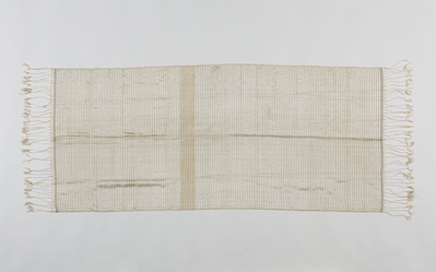 80ae766a-fff3-4657-8b28-7d5254ecb8e8.jpg; 2013-0009-OWE; Cremekleurige sjaal met zwarte strepen en franjes langs de korte zijde van Alexine Tinne.; sjaals (kledingaccessoires)