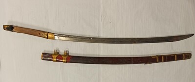 8197ab8e-14f1-439c-a270-da474fe871cc.jpg; 0000-0240-HHI/a; Sabel met houten handvat en goudkleurige decoratie; eresabel