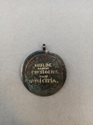 82584a64-aebb-47ef-afc4-a2e5ec2c414a.jpg; 0000-0178-PEE; Hulde aan de president van Amicitia I.A. Herens; onderscheidingen (eretitels)