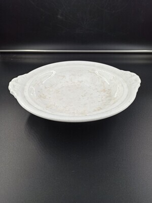 83a78ab0-e8c7-457b-84d8-eae2d75d6eaf.jpg; 1982-0091-MCE; Creme-kleurige ceramieken schaal met twee iets uitspringende handgrepen; keramiek (objectgenre)