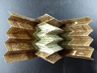 85a0605b-4959-4e15-8d4c-340c729bdc83.jpg; 0000-0852-PRE; 'W' gevouwen uit een zilverbon van 1 gulden uit 1920.; curiosa