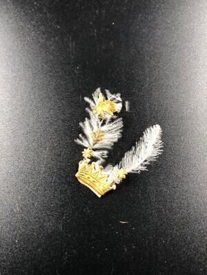 86386856-33ab-4724-90bb-643806c6d3a2.jpg; 1960-0289-KPO/011; Kroontje gemaakt van goudpapier met aan de bovenkant twee veren met gouden versieringen; kronen (hoofdtooien)