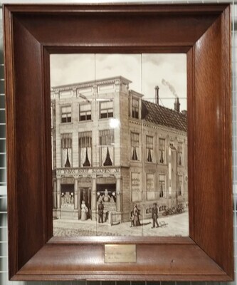 867e292a-ddd7-466f-8f7c-69a3a42f18f7.jpg; 1997-0516-HHI; Tegeltableau met daarop afgebeeld de tabakswinkel van P.D. Schilte op de Groenmarkt te Den Haag; tegeltableaus