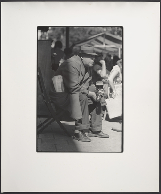 86ec2bea-54de-466f-a3cf-e5090b4584db.jpg; 2023-0143-PRE; Bierdrinkende logement bewaker met Haagsche Courant (uit onze buurt); portretten