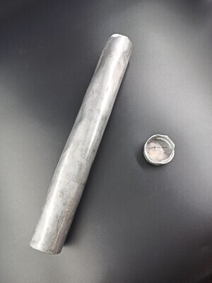 876c6fcf-f542-435e-bba1-fbf3881e646d.jpg; 2018-0012-MDI/2-3; Loden koker met deksel voor oorkonde (onderdeel van de V&D schat/tijdcapsule uit de jaren 1960); kokers