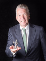 895bdc23-2fbb-40c0-ba05-b99491c3df70.jpg; V-HHM-1014; Het topstuk (beeldje van een advocaat) van Jos Zevenberg; MijnDenHaag*