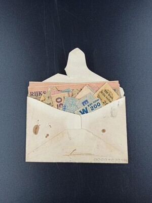 8994205f-4282-4fea-8c2a-d438d9a9eb3f.jpg; 0000-0729-HHI; Envellopje met 61 voedselbonnen voor suiker en brood.; suikerbon