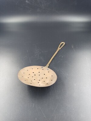 8af34333-9621-40bb-aa9b-f9bc71f3ea34.jpg; 0000-0064-MMO; Koperen schuimspaan; schuimspanen (keukengereedschappen)