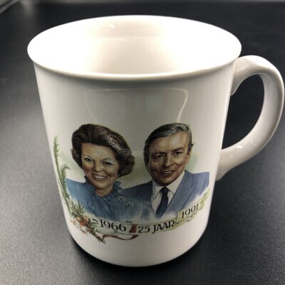 8c5ad0ea-619c-4b10-ba13-b2faf4832bb3.jpg; 0000-0008-MCE; Mok met dubbelportret Beatrix en Claus; mokken