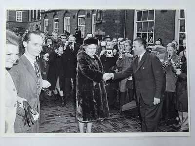 8cc3392e-f66d-4198-9b91-37bd1de72f01.jpg; 2010-0375-PRE; Koningin Juliana schud de hand van een man; fotografie
