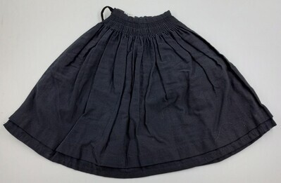 8cfdefa8-c9fb-4ea5-865c-559b2c2b21b1.jpg; 1960-0208-KPO/f; Schort van zwarte thibet wol.; poppenkleding