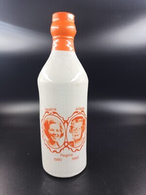 8e07ba78-5b3d-4e57-8477-87100f16b1ca.jpg; 0000-0767-HHI; Pikeurtje van sierbrand in herdenkingskruik; flessen