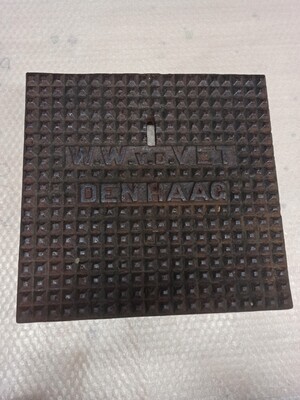 8e8d011e-23a8-49d5-969b-d82f5a8fbb0b.jpg; 2009-0001-MMO; Gietijzeren putdeksel van W.W. van der Vet, afkomstig uit Spoor & Wijnvoord (’s-Gravenhaagse Machinefabriek) aan de Zoutkeetsingel 40 te Den Haag.; deksels