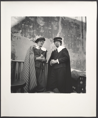 8f3fa7d0-3350-4a66-91dd-24ef50f5a6db.jpg; 2023-0142-PRE; Twee verklede heren op het lentefeest, Bierkade/Groenewegje Den Haag; portretten