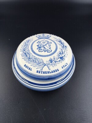 8fa301a8-1ef2-445c-a76c-cf67bf5a0d0d.jpg; 0000-0275-MCE; Bakje met deksel met de tekst 'Army Staff'; schalen