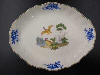 9097e251-3730-49db-9eb5-487d43969a18.jpg; 1940-0286-OCE; Ruitvormige schaal met vogeldecoratie; keramiek (objectgenre)