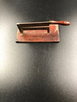 9178192d-e7fc-4508-9bb1-e88bda95bdd1.jpg; 1960-0000-KPO/147; Snijmachiche op houtenplank; snijmachines