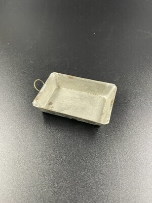 918b5193-2612-4531-a02b-dd7643db86fd.jpg; 1960-0000-KPO/156; Ovenschaal van blik met geel koperen oog.
; keukengerei