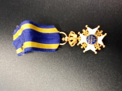 9199682d-1299-4fb7-8d1b-975ae9aeed1c.jpg; 0000-0351-HHI/c; Lintje met gedenkkruis.; lintje (onderscheiding)